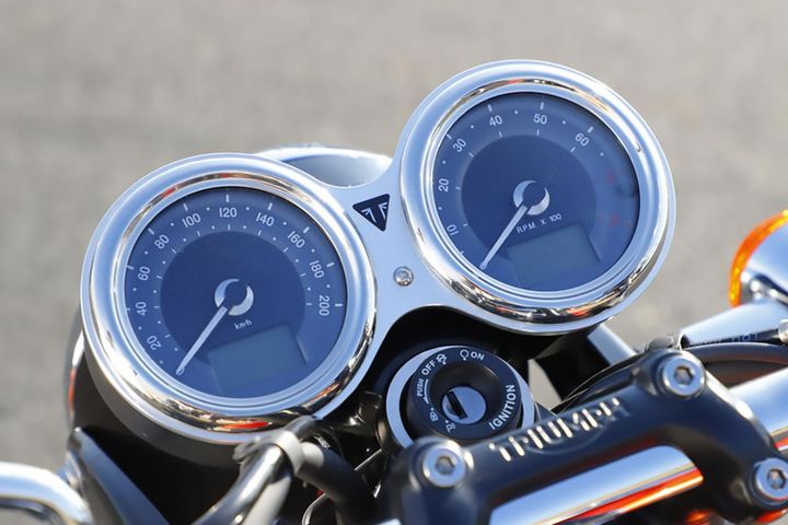 メーターは’64年以降のOHVトライアンフが採用した、スミス製グレーフェイスを思わせる