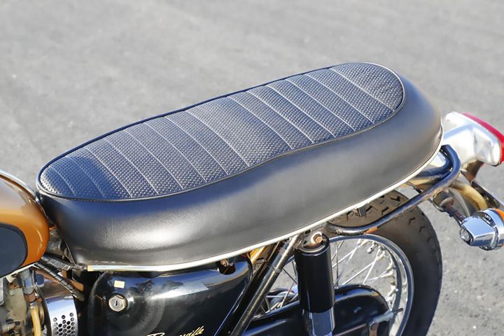 フラットなシートは座り心地が抜群。シートの座面高は775mm