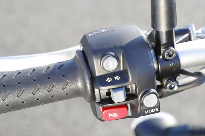 左スイッチ上部のiボタンで液晶画面の表示切り替え＆各種設定を行うことは、現行ボンネビルと同様