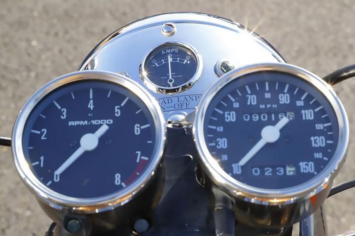 本来のメーターはスミスだが、試乗車は社外品に換装。メッキ仕上げのヘッドライトボディには電流計が備わる