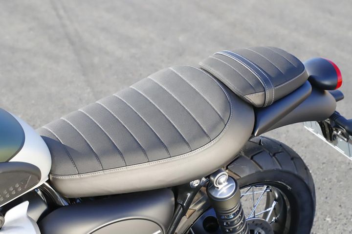 シートは独創的な2ピース構造で、小ぶりなタンデム用はオプションのキャリアと差し替えることが可能