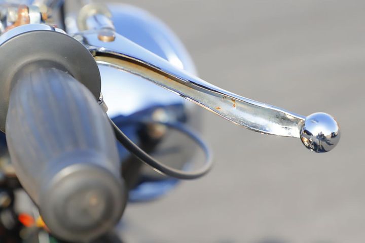 プレス成型のブレーキ／クラッチレバーとメッキ仕上げのスロットルホルダーも、かつての英車の定番パーツだ