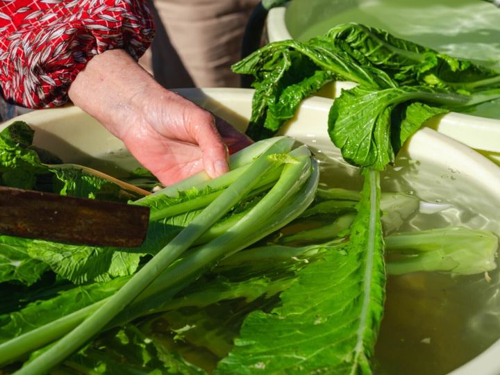 All About ニュース編集部が全国250人を対象に実施した「お土産に関するアンケート」の調査結果から、旅先で買いたい「長野県のお土産」ランキングを発表！ 2位「野沢菜漬（黄金屋物産店）」を抑えた1位は？