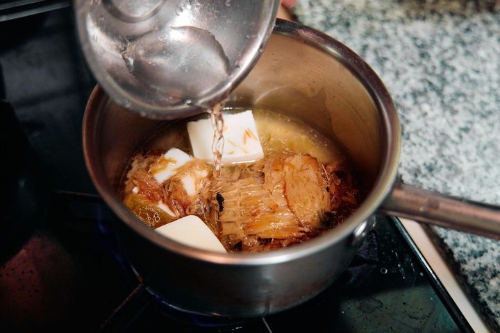 カレイと豆腐を煮る