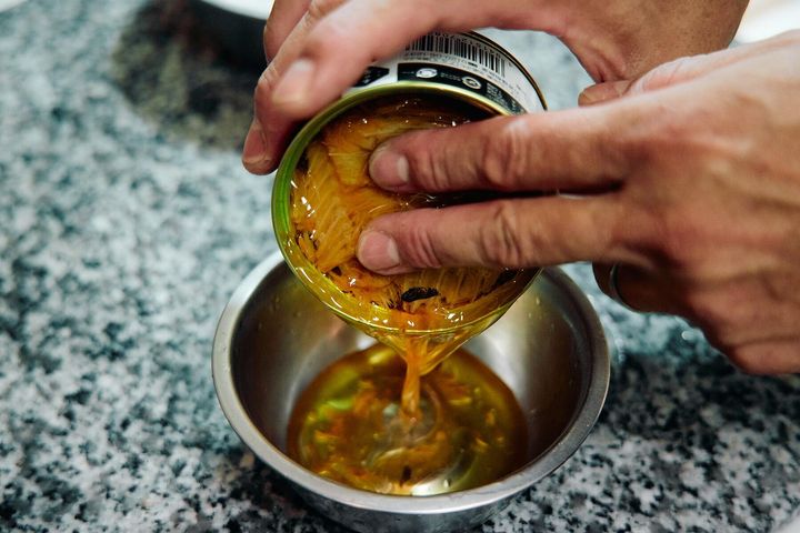 缶詰の汁気をきる