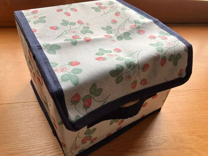 Seria(セリア)：フタ付き不織布ボックスキューブMサイズ(いちご柄)