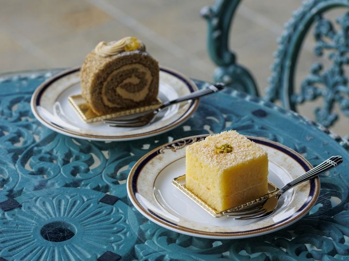 セイロンの茶葉を使った香り高い紅茶のロールケーキ「お茶会への招待」（奥）と、中近東で伝統的な菓子「バスブーサ」をベースにした「アラビヤからの風」（手前）。各900円