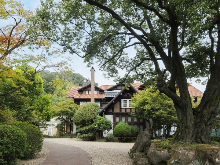 豊臣秀吉と明智光秀が天下を争った天王山。豊かな自然に包まれた空間に大山崎山荘の本館が立つ（登録有形文化財）