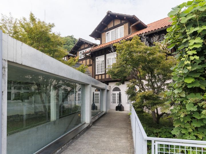 「地中の宝石箱」へ向かうエレベーター付近では、加賀氏が手がけたレトロ建築と現代的な安藤建築が交差する光景を目の当たりにできる