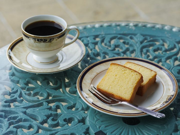 ホットコーヒー650円、ワインケーキ550円（アルコール分4％含む）