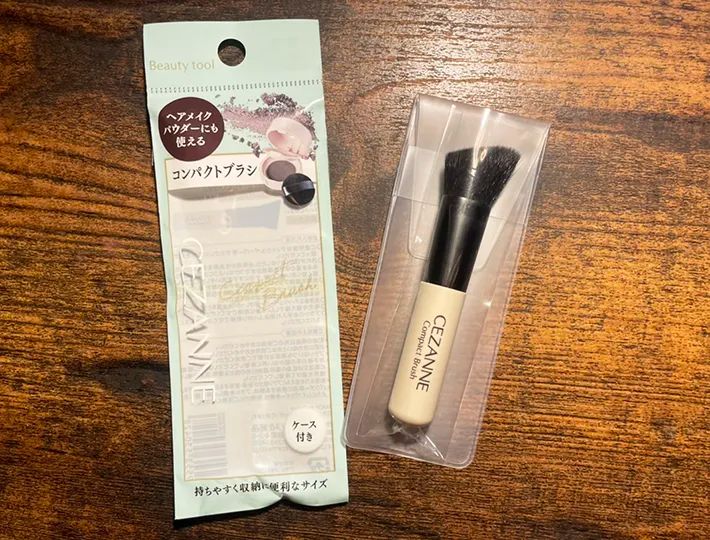 ドラッグストアで見つけた440円の『コンパクトブラシ』 見た目や使用感