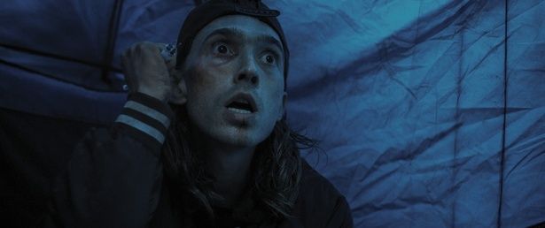 窃盗で小銭を稼ぐ浮浪者ジェームズ [c] 2025 Warner Bros. Entertainment. All Rights Reserved