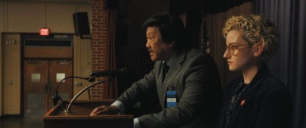 小学校の校長マーカス。事件に巻き込まれとんでもない姿に… [c] 2025 Warner Bros. Entertainment. All Rights Reserved