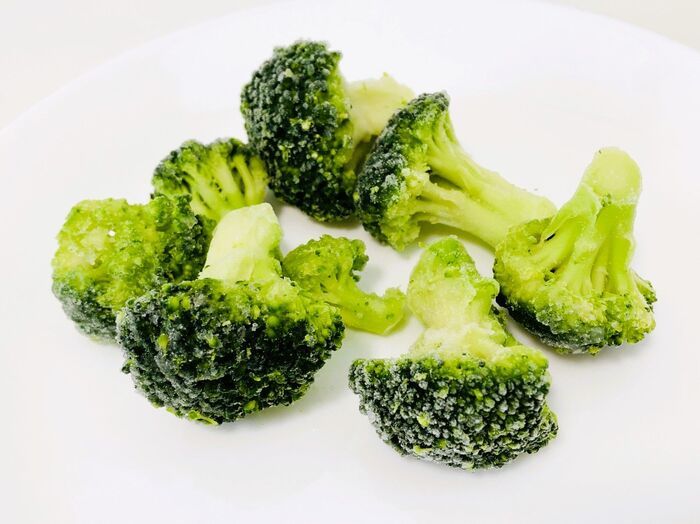 電子レンジは使いません。「冷凍ブロッコリー」をもっとおいしく解凍する方法！旨味が断然違います♪