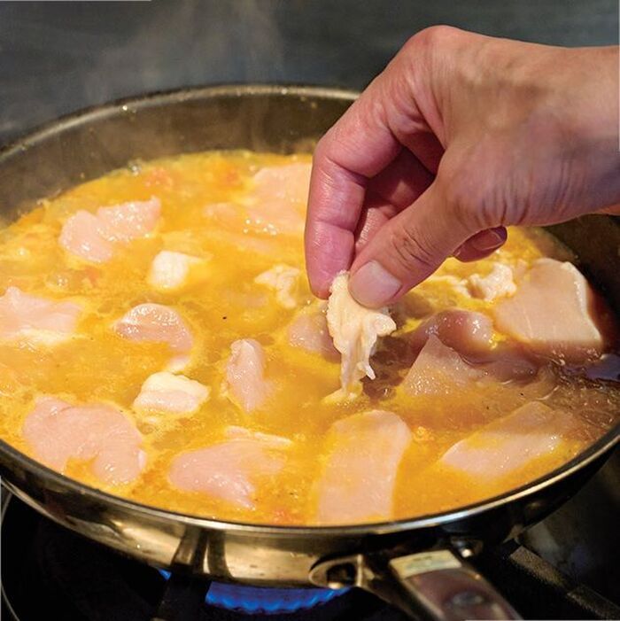 【笠原将弘さん】1枚150円の鶏むねで作る「鶏むねスパイスカレー」の作り方。さらりとした煮汁がポイントです！