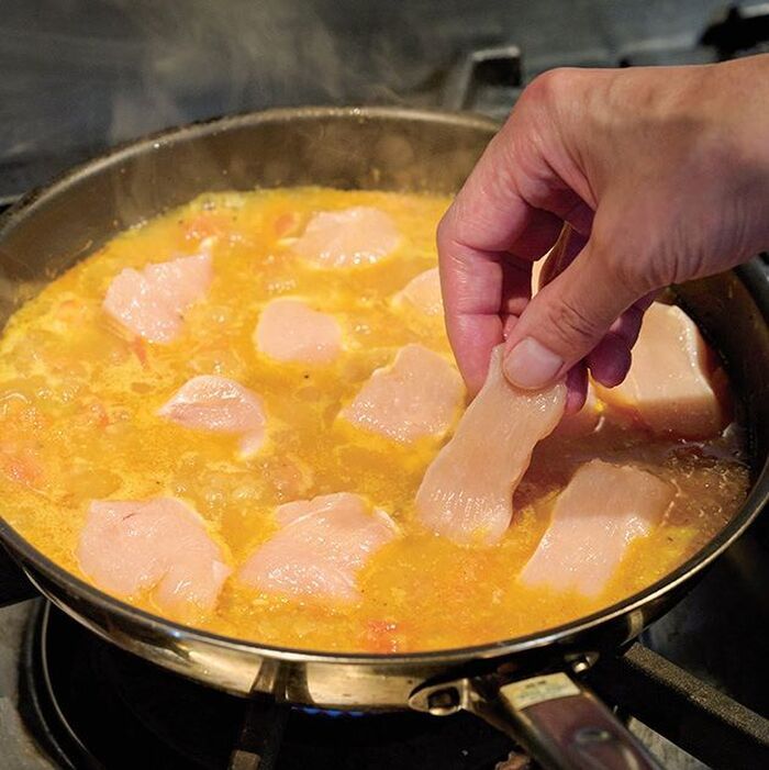 【笠原将弘さん】1枚150円の鶏むねで作る「鶏むねスパイスカレー」の作り方。さらりとした煮汁がポイントです！