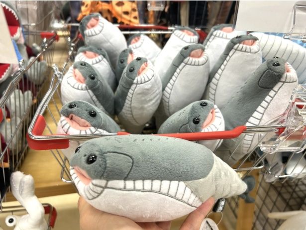 SNSで一躍有名になったサカバンバスピスのぬいぐるみ(1980円)