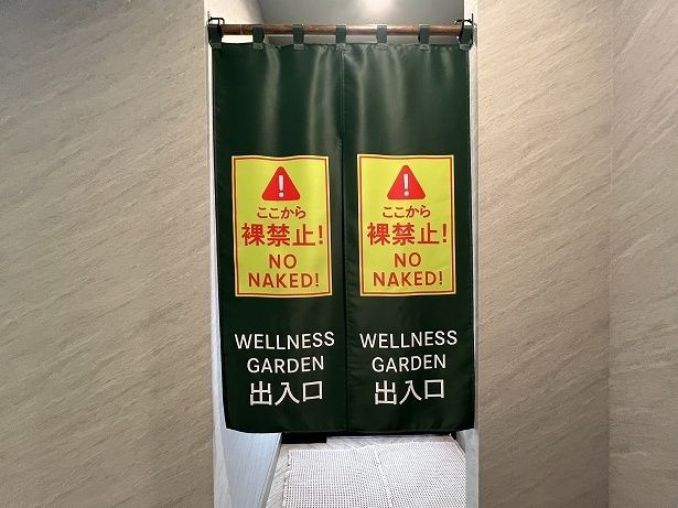 裸禁止！更衣室の一番奥に屋外につながる出入口がある
