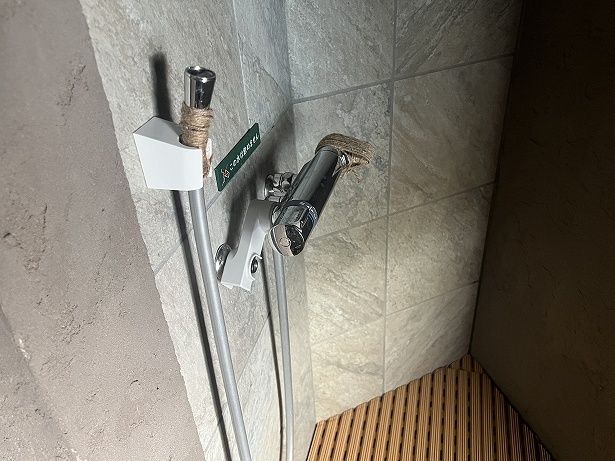 二重扉の内側の扉の中にあるホースで水を浴びると最高に気持ちいい