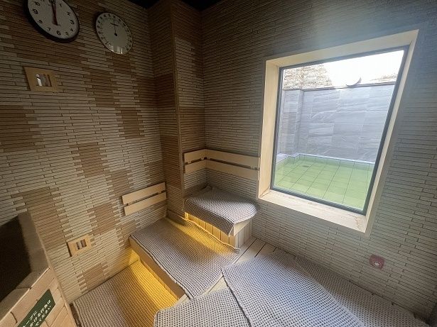 大きな窓があり外からの光が差し込む