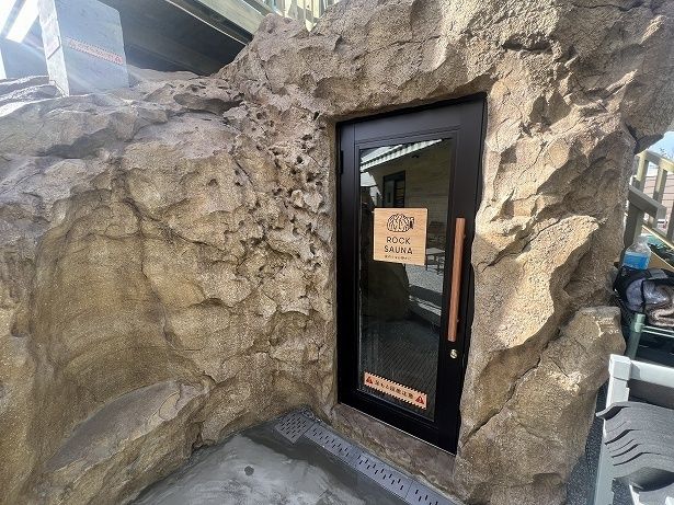 岩の中に入って行くような入口