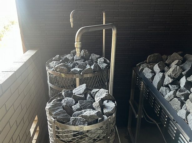 アウフグースではアロマ水でロウリュをしてタオルで風を送る