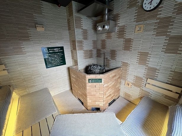 サウナストーブを囲むように座れる