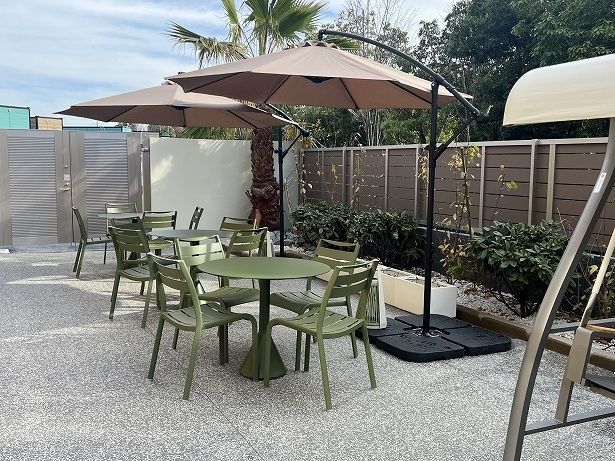 友達やカップルで飲食を楽しむこともできる