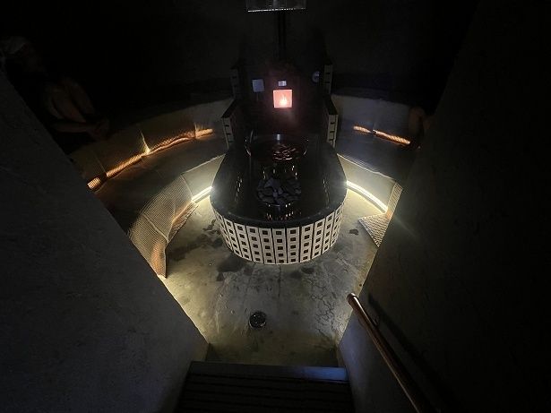 極限まで光を入れず、暗いサウナ室でじっくり熱を楽しむ