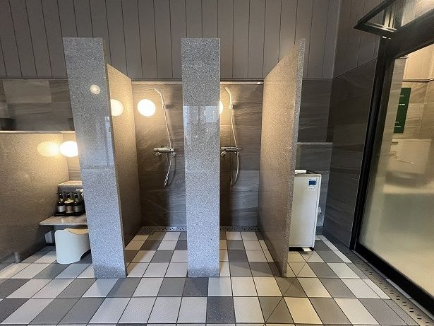 浴室に入ったすぐのところに給水器とシャワーブースがある