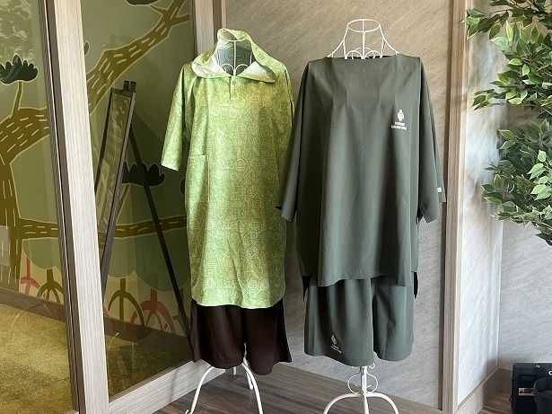 レンタル品のポンチョ(左)とサウナ着(右)