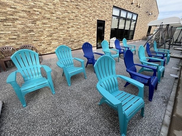 広めの座面と大きなアームレストが特徴の「アディロンダックチェア」