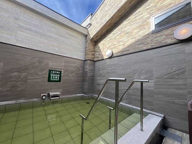 青空の下、温かいお風呂に入ってリラックス