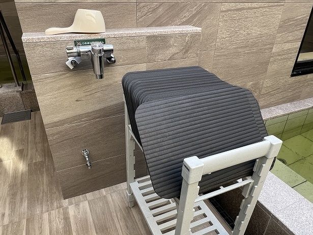 サウナマットを持ってサウナ室へ