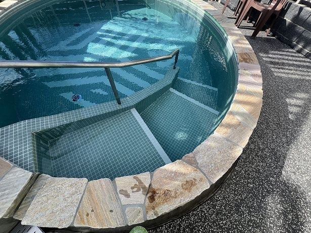 潜りもOKだが、仰向けで浮かぶのが気持ちいい