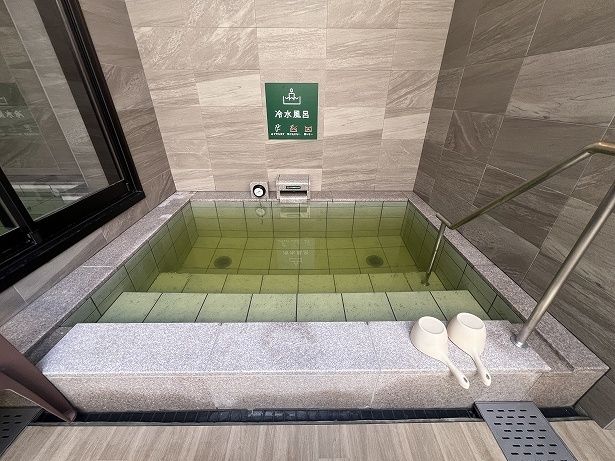汗を流してからゆっくり水風呂へ！腰ぐらいまでの深さがある