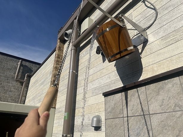 桶の水を浴びる「ガッシングシャワー」