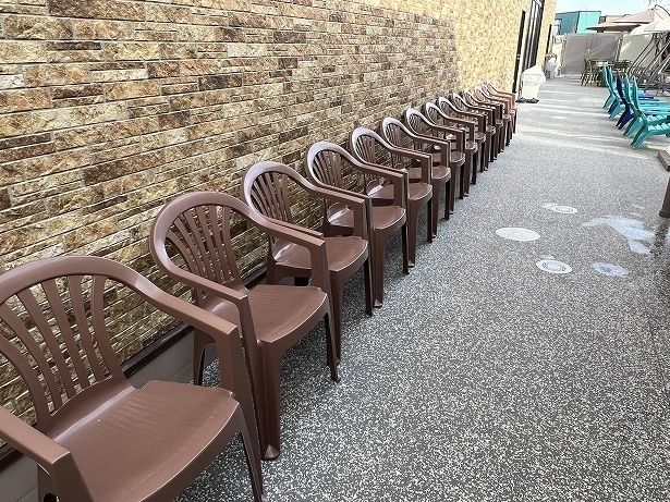 壁際に並ぶととのい椅子