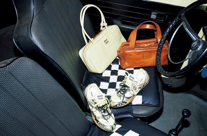 右：バッグ［H15×W28×D13］￥473,000、左：バッグ『ボー』［H17×W30×D8.5］￥858,000、下：スニーカー￥192,500※すべて予定価格（すべてミュウミュウ／ミュウミュウ クライアントサービス）