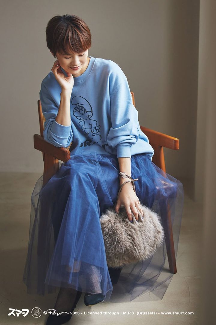 黄み系のブルーとネイビーでスマーフ柄のポップさをトーンダウン。スエット1万1000円（グッド ロック スピード／グッドスピード） スカート3万3000円（ビリティス・ディセッタン／ビリティス） バッグ1万2100円（アンタイトル） ソックス3300円（ブルーフォレ／リトルリーグ インク） パンプス5万9400円（ペリーコ／アマン）