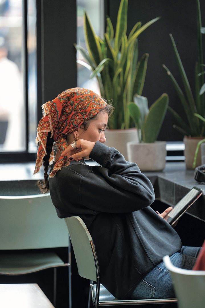 シンプルなコーデはアクセサリーや小物で格上げするのが定番！【ロンドンガールの一週間コーデ】