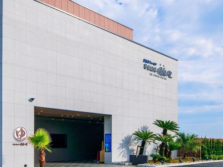 千葉県には、人気の銭湯やサウナも数多く存在します。今回は、中でも特にユーザーから高い評価を数多く獲得した「幕張温泉 湯楽の里」を詳しく紹介します。（サムネイル画像：「幕張温泉 湯楽の里」公式Webサイトより）