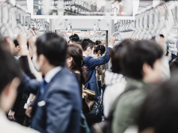 【精神科医が解説】人混みで突然不安や息苦しさを感じる場合、「広場恐怖症」の可能性があります。治療の基本はSSRIという薬です。分かりやすく解説します。（※画像：Shutterstock.com）