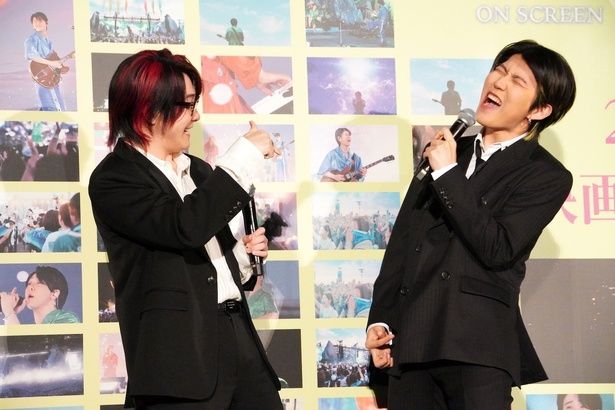 【写真を見る】若井滉斗のエアギター炸裂！大森元貴も楽しそうな笑顔を見せた