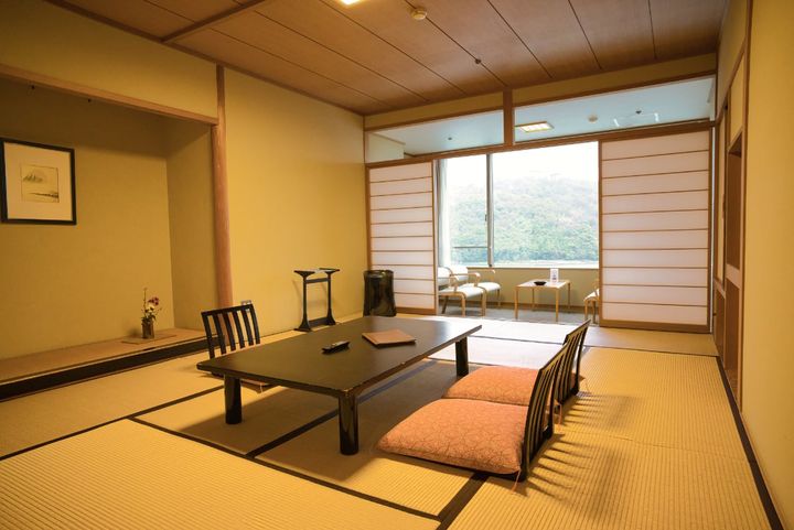 旅館をチェックアウトする際は、客室内にごみを放置しないこと（画像はイメージ）