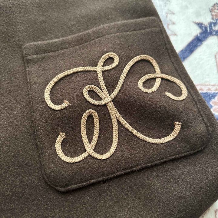 画像: コード刺繍がさりげないポイントに