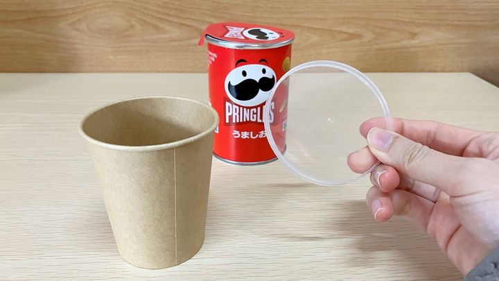 プリングルスのふたと紙コップ