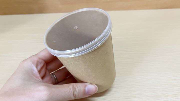 紙コップににはまったプリングルスのふた