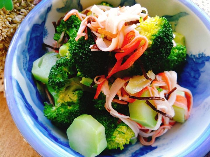 塩茹でしたブロッコリーがめっちゃおいしくなる。ブロッコリーとカニカマの塩昆布和え