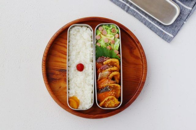 「塩鮭とお揚げの甘辛」「キャベツとソーセージのレンジバター」2品弁当